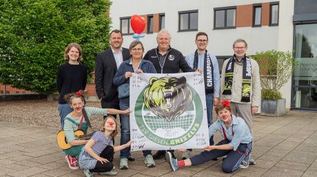 Bei der Bannerübergabe gab es ausnahmslos strahlende Gesichter. Von links: Maren Kohrs, Socke, Mina, Sascha Kucera, Marion Puchmüller, Ralf Köster, Oliver Kroll, Petronella und Karl-Heinz Gleitz