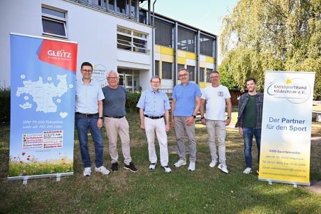 Gemeinsam für den Sport: Oliver Kroll, Claus Peter Elfers, Karl-Heinz Gleitz, Dr. Stefan Rössig, Dennis Münter und Tim Jäckel (von links) besiegeln die neue Medienpartnerschaft zwischen dem Kreissportbund Hildesheim und dem Gleitz Verlag.