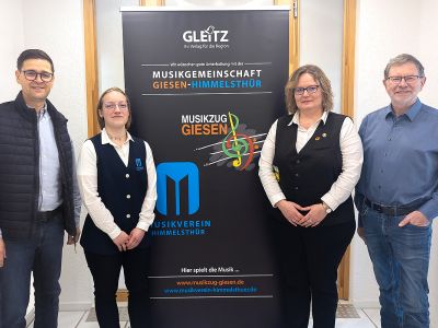 Oliver Kroll, Mareile Narzynski, Daniela Rak und Karl-Heinz Gleitz freuen sich auf die neue Kooperation und präsentieren stolz die neuen Banner der Musik-Gemeinschaft Giesen-Himmelsthür.