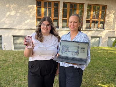 Daria-Sue Grabarek (links) und Julia Bartelt betreuen die neue Homepage des Gleitz Verlages und präsentieren die Startseite auf Laptop und Smartphone.