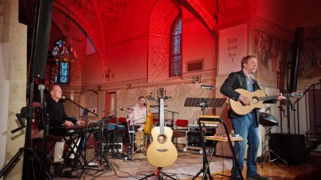 David Plüss, David Kandert und Clemens Bittlinger (von links) bewiesen auch in der stimmungsvoll beleuchteten Nettlinger Kirche, dass sie ein bestens eingespieltes Team sind.